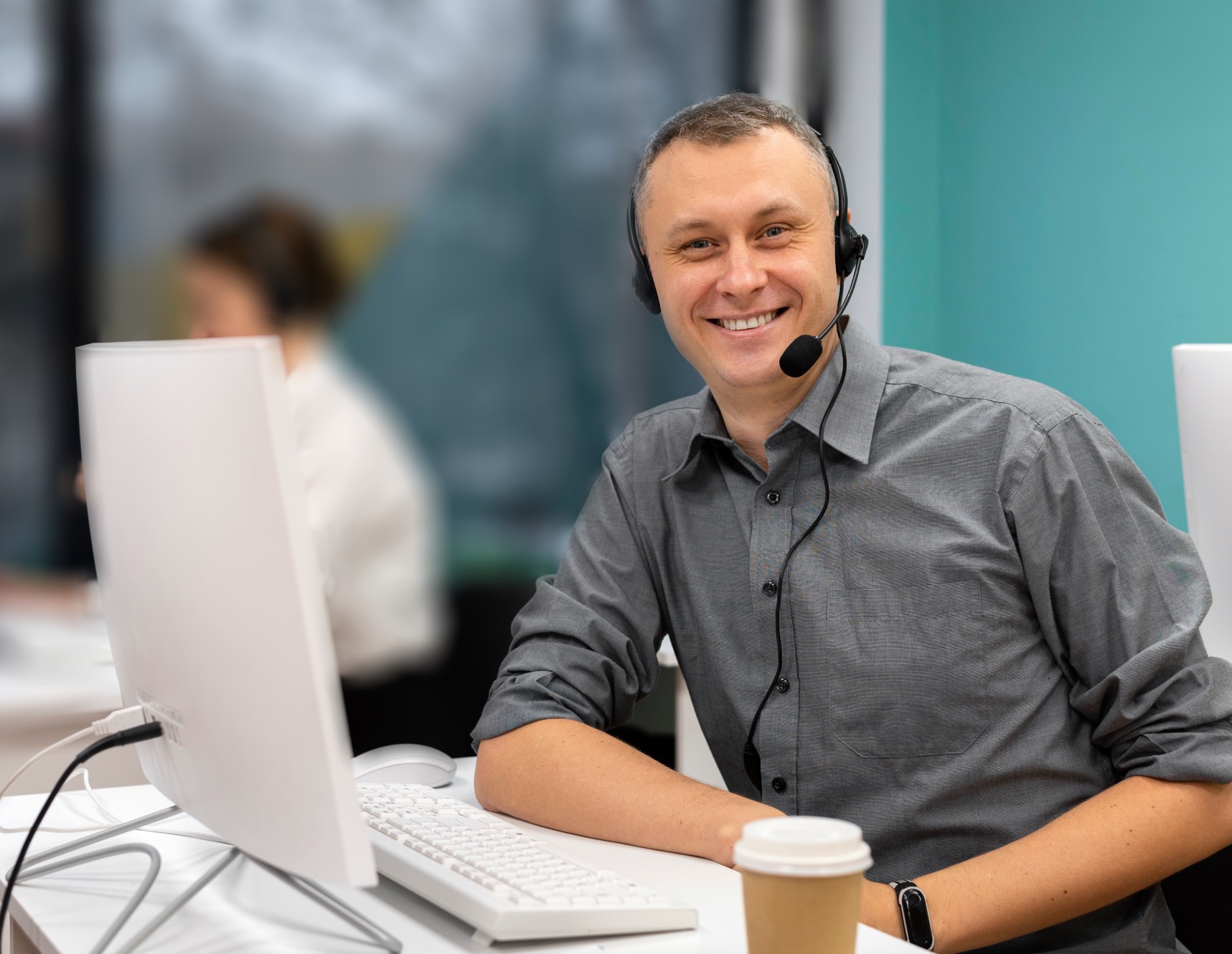 Freundlicher Support-Mitarbeiter am Laptop unterstützt Kunden bei der Einrichtung der Autohaus-Software